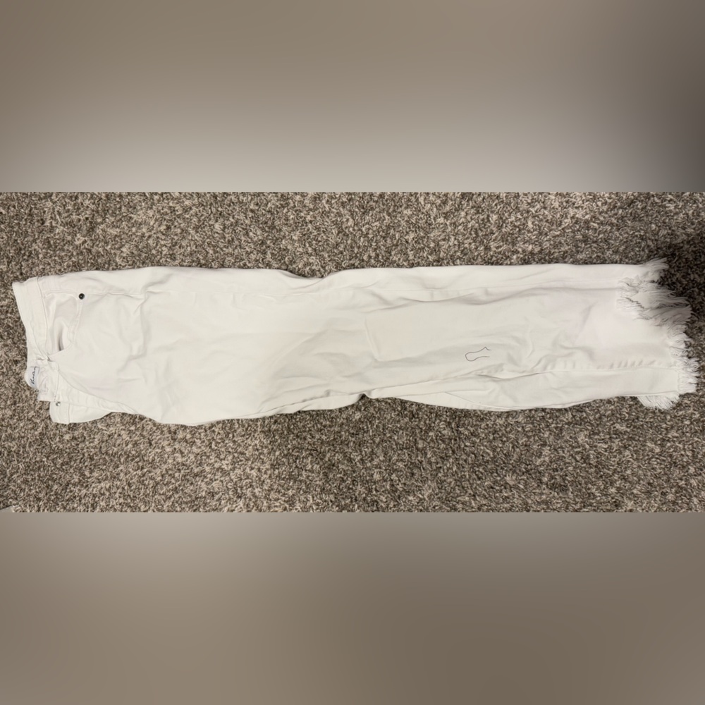 Kancan white Jean. Size 9. No distressing except
For frayed hem.